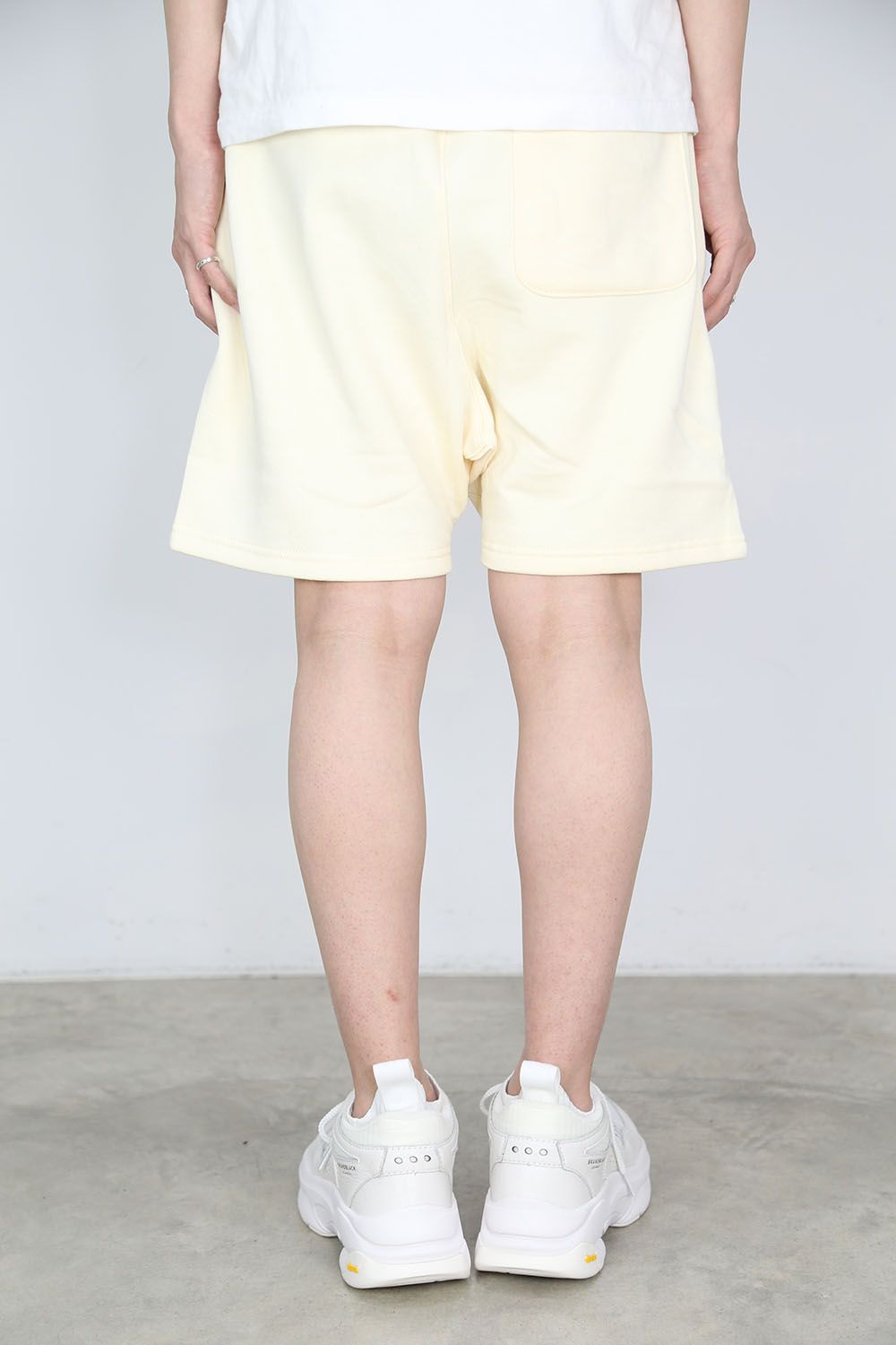 RUBBER TAG PRINT SWEAT SHORTS / クリーム