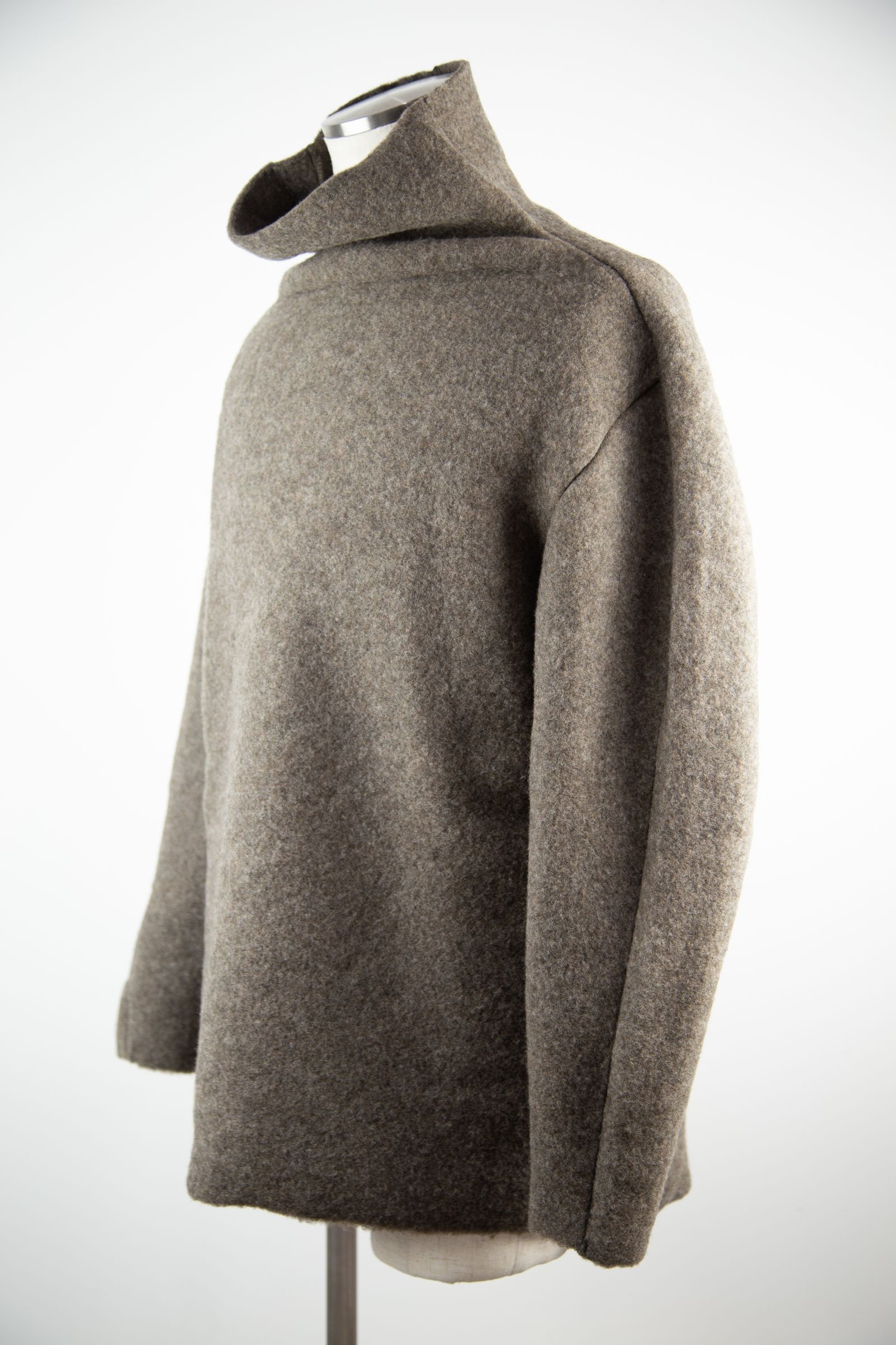 WO FLEECE BOTTLE NECK PULLOVER / ブラウン