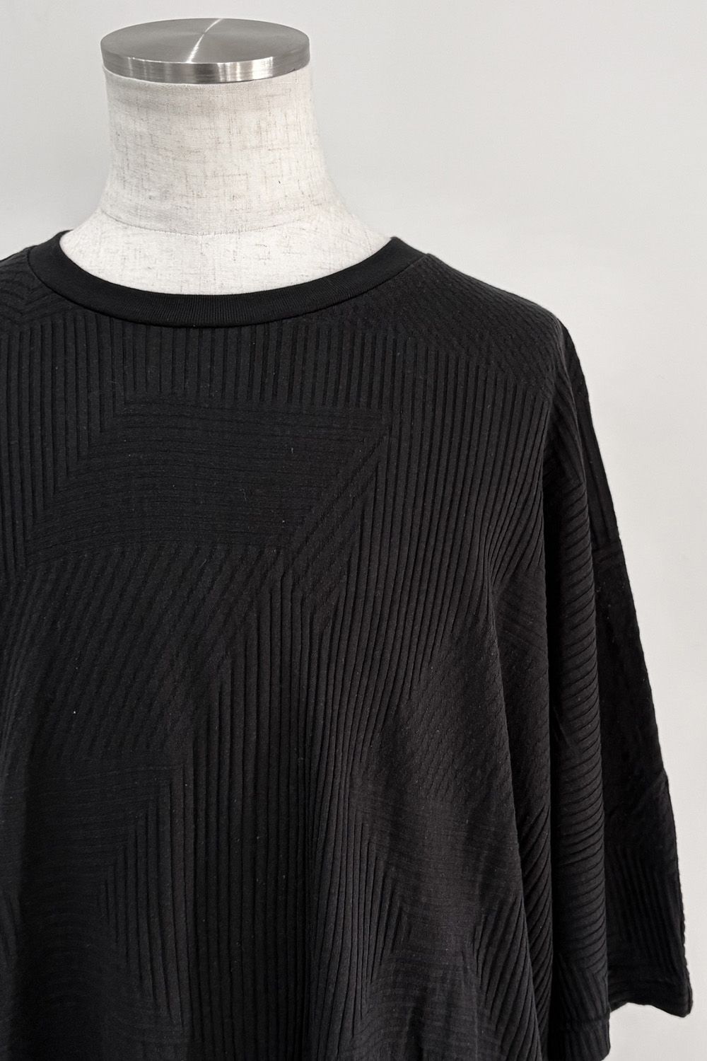 DEFORMED STRIPE PATTERN DOLMAN TEE / ブラック