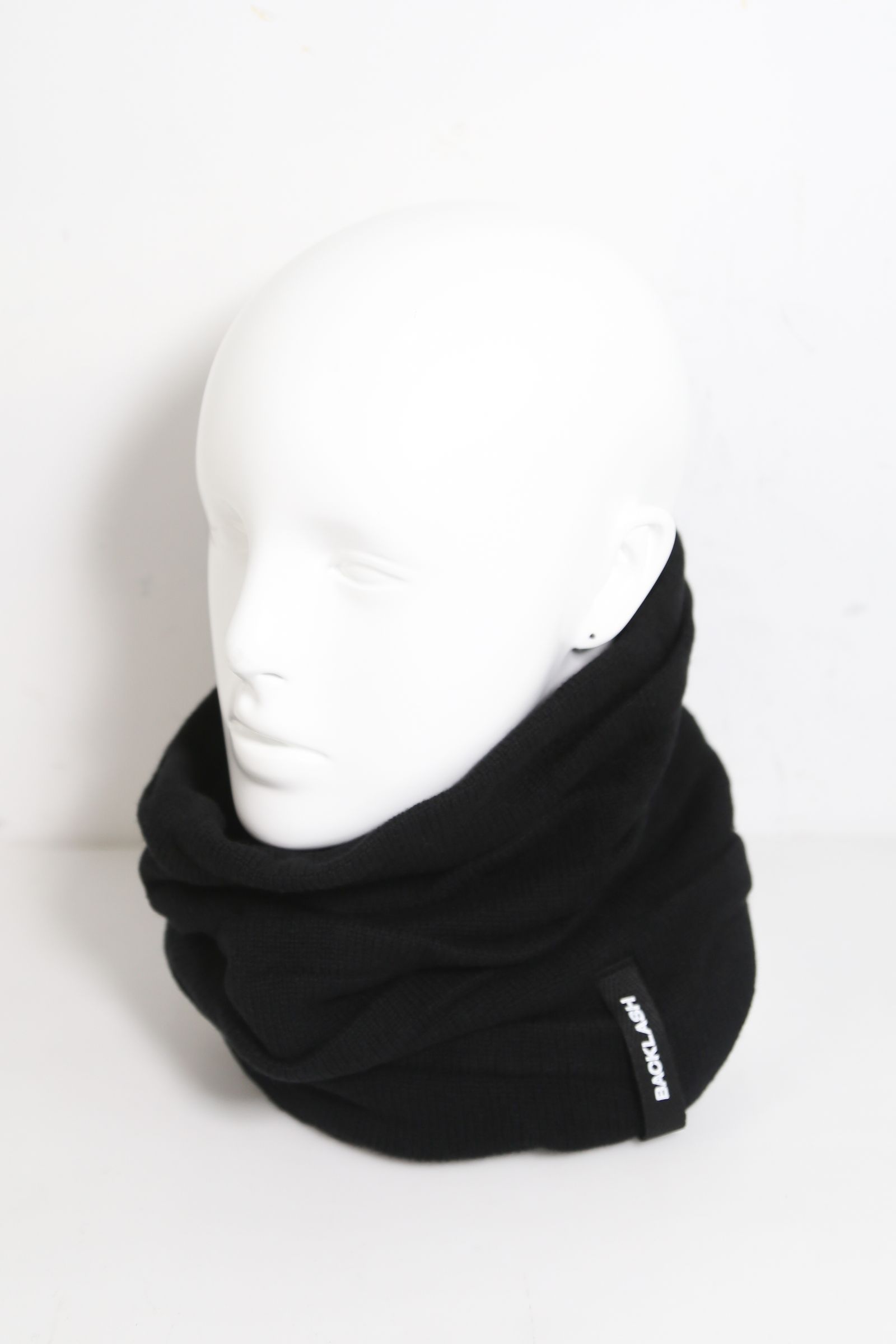 HIGH WIRED CASHMERE-WOOL KNIT NECK WARMER / ブラック