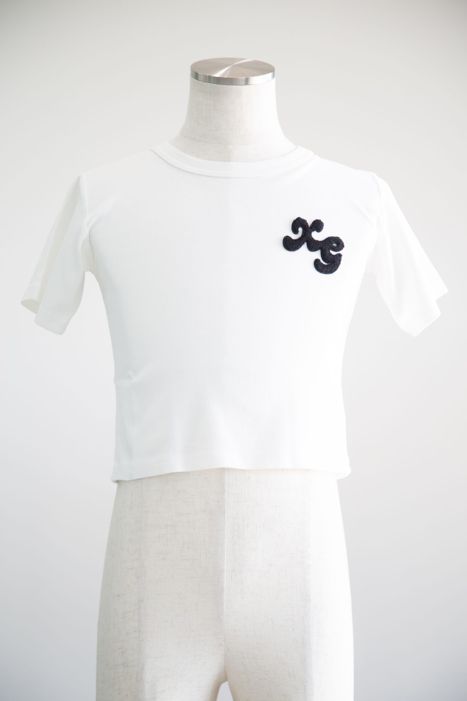 CHENILLE EMBROIDERED LOGO S/S TOP / ホワイト