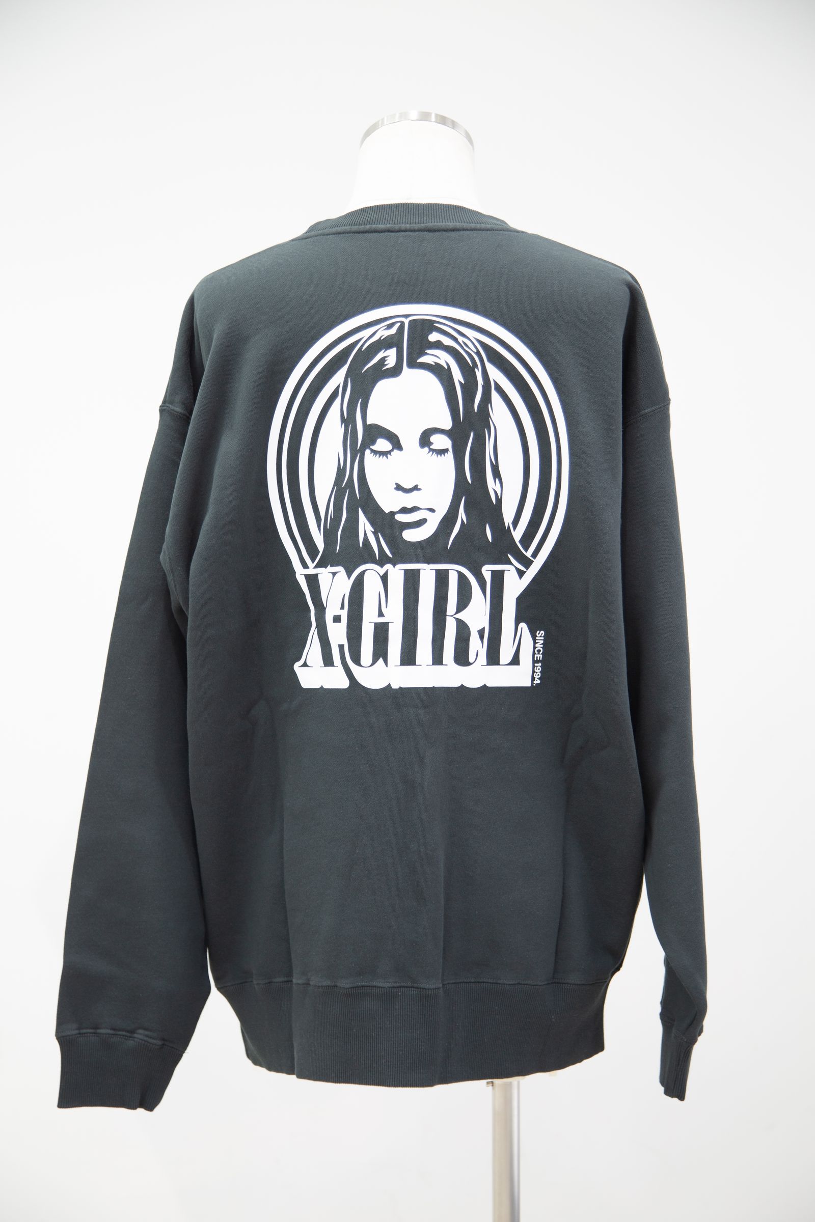 CIRCLE BACKGROUND FACE LOGO BIG SWEAT TOP / チャコール