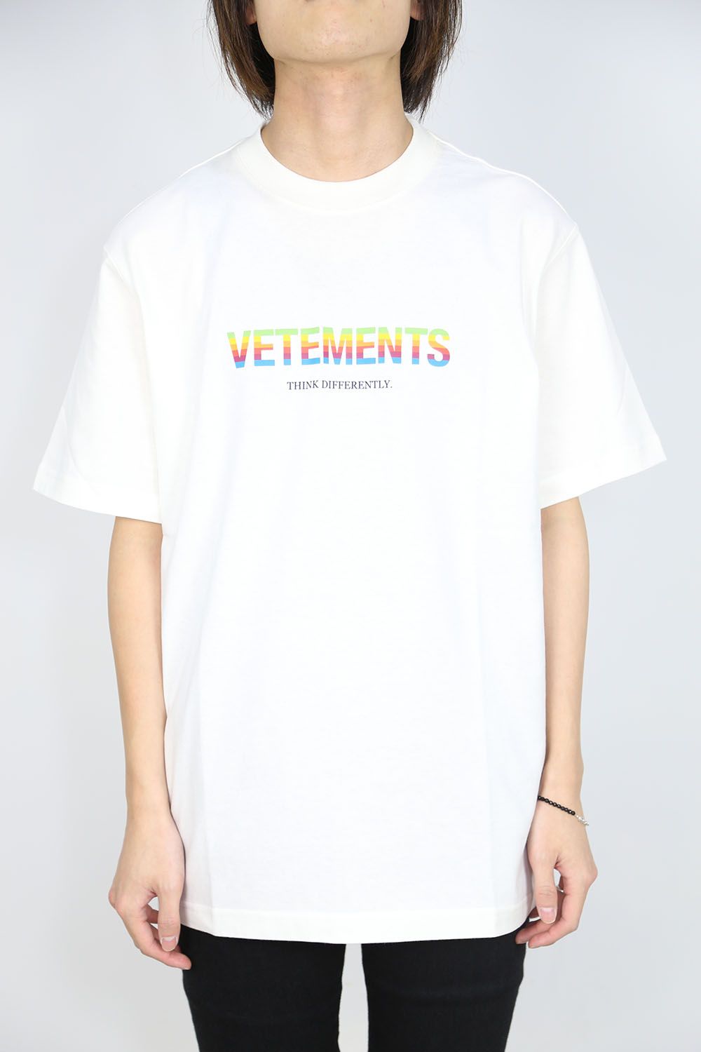 VETEMENTS - THINK DIFFERENTLY LOGO T-SHIRT / ホワイト | Tempt