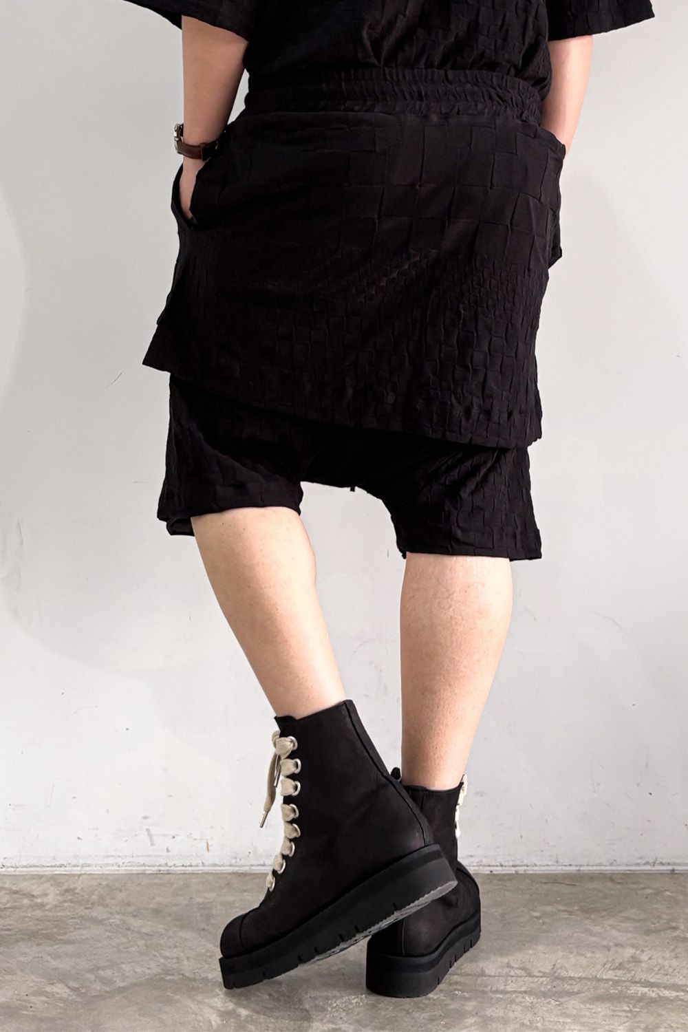 GRADIENT PLAID PATTERN LAYERED SHORTS / ブラック