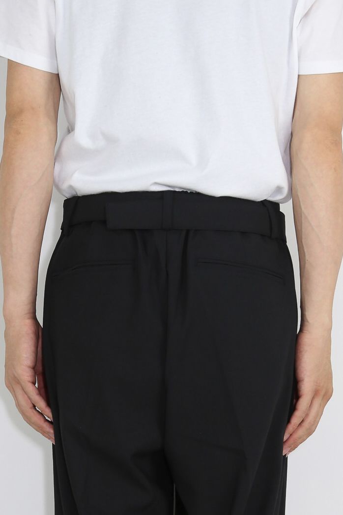 PE/RY STRETCH TROPICAL BELTED WIDE TROUSERS / ブラック