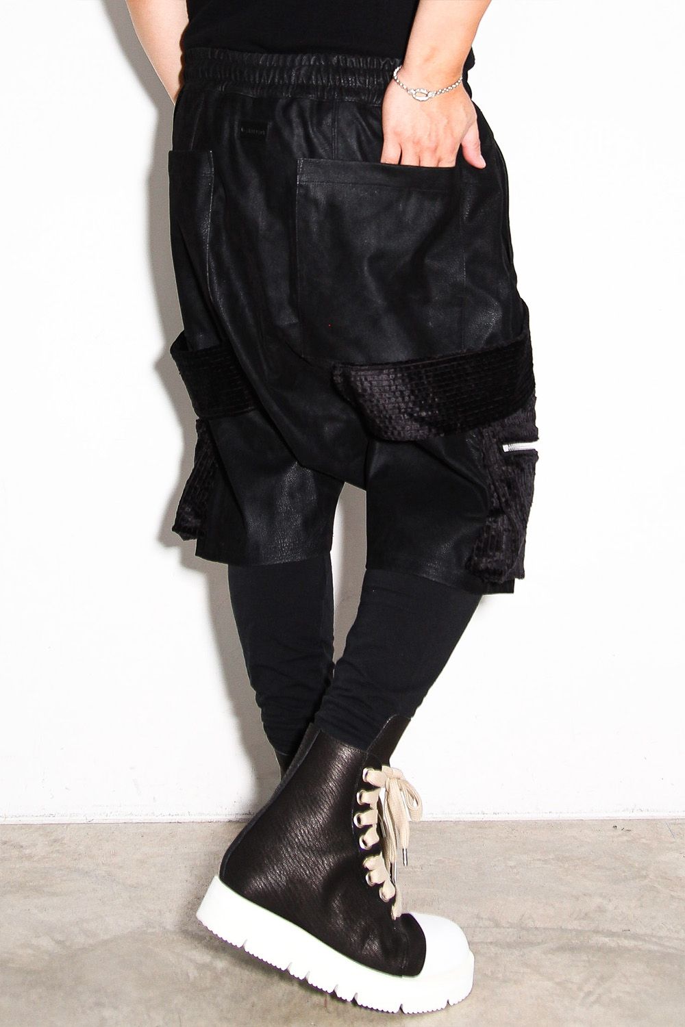 シンセティックレザーベルトカーゴショーツ / BELT CARGO SHORTS / ブラック / ag-12052