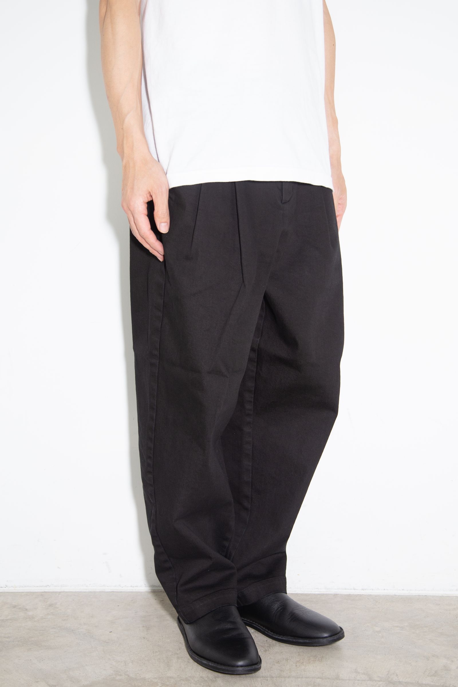 SUPIMA CO STRETCH DENIM BELTED TAPERED FIT TROUSERS / ブラック