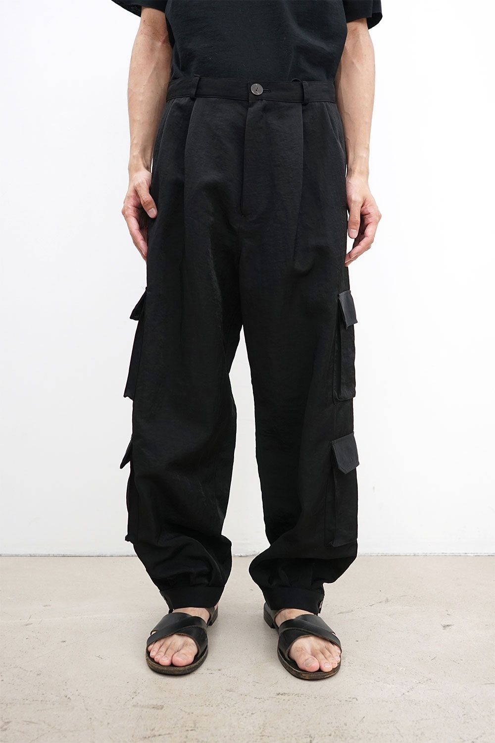 Water-Repellent Nylon Cargo Pants / ブラック
