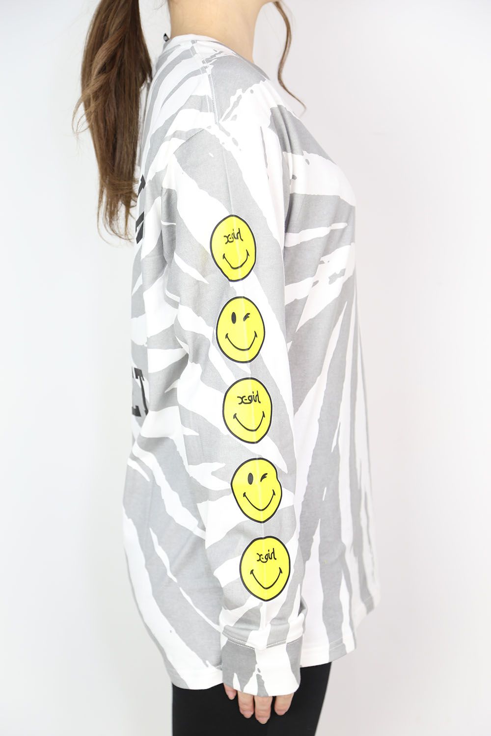 X-girl - 【X-girl × CHINATOWN MARKET】SMILEY(R) L/S TEE / グレー