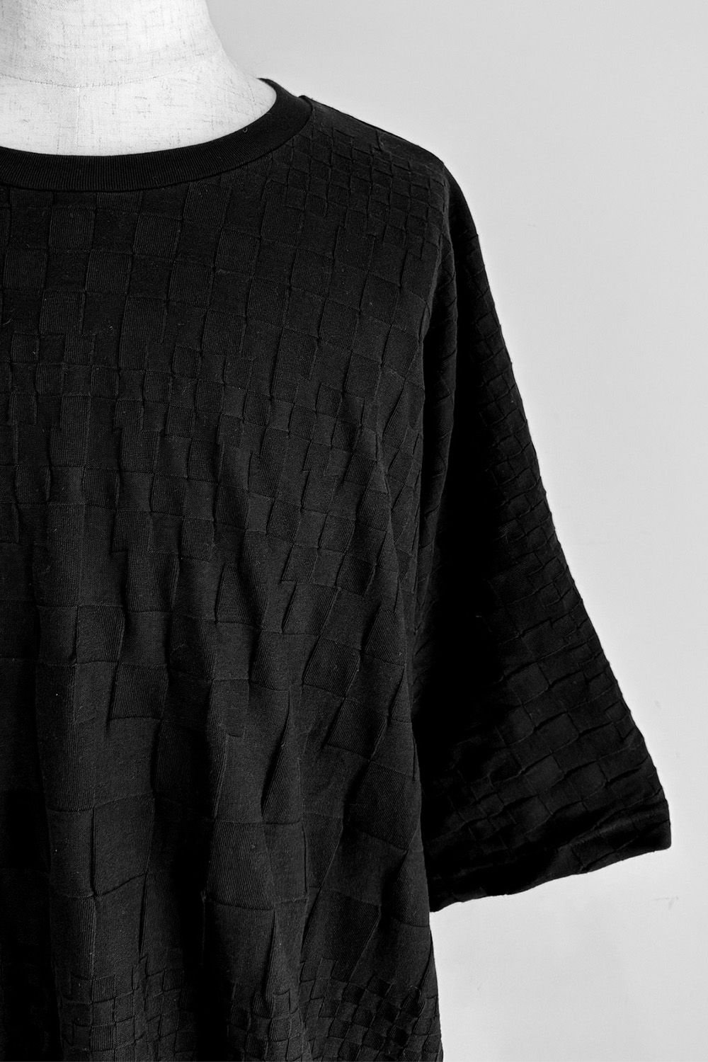 GRADIENT PLAID PATTERN DOLMAN TEE / ブラック