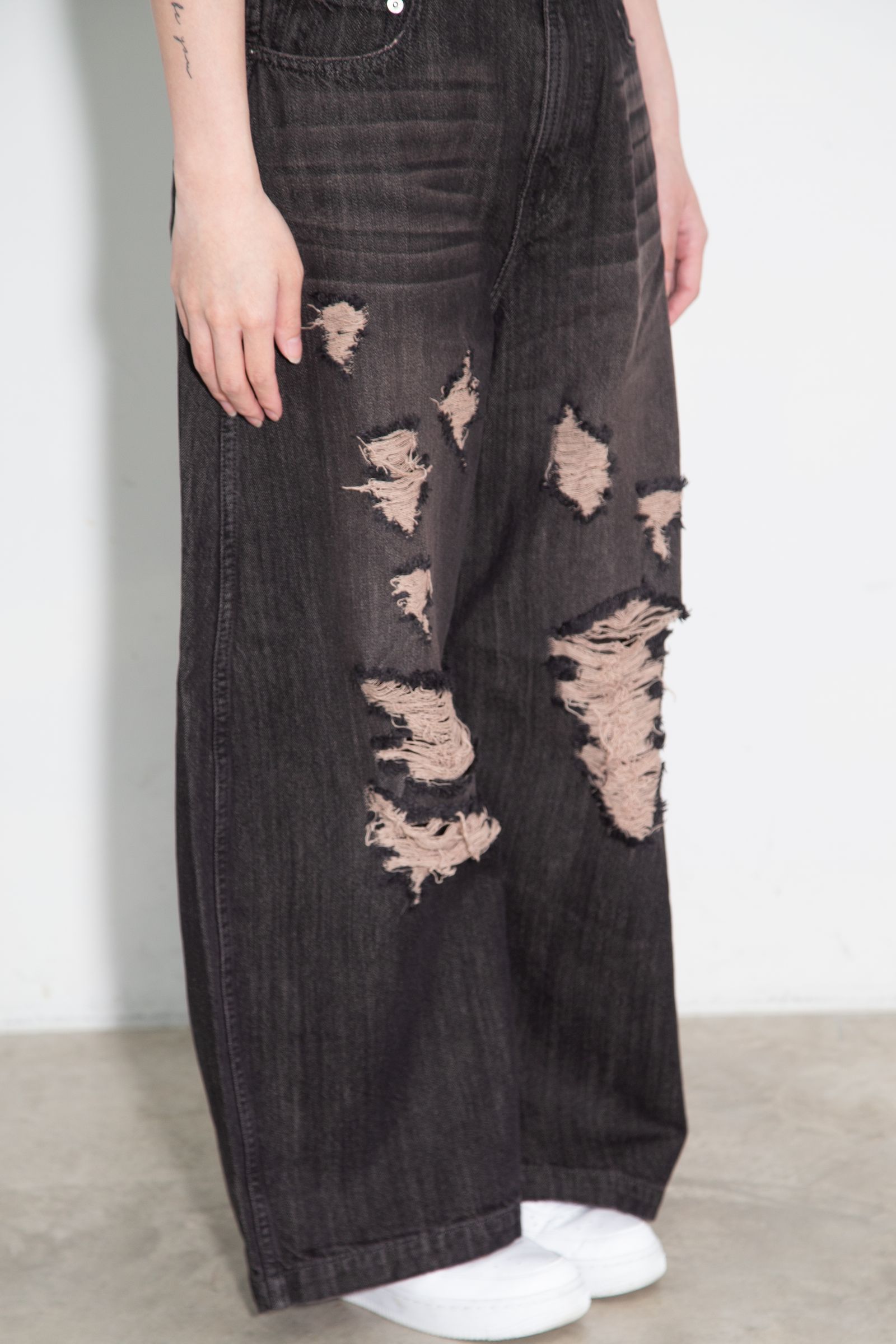 DISTRESSED BAGGY DENIM PANTS / ブラック