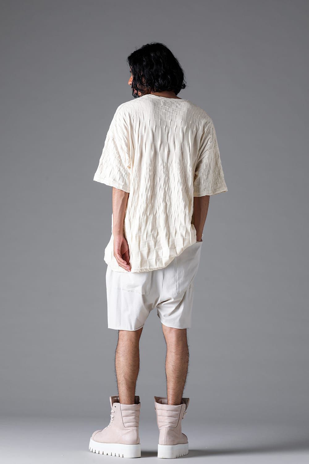 GRADIENT PLAID PATTERN V-NECK TEE / ブラック