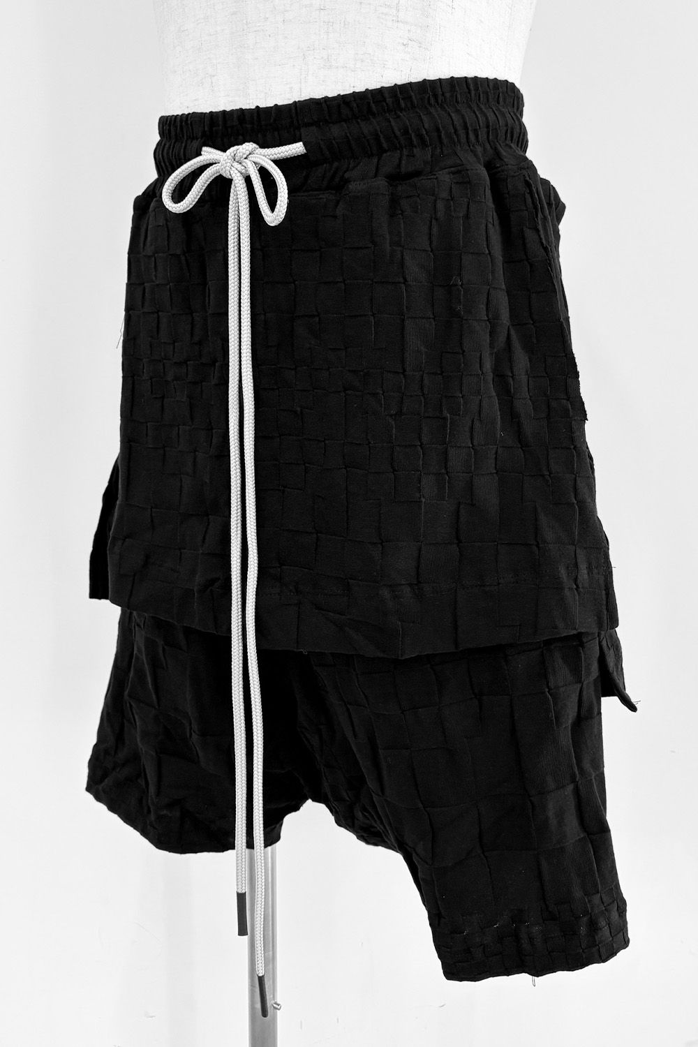GRADIENT PLAID PATTERN LAYERED SHORTS / ブラック