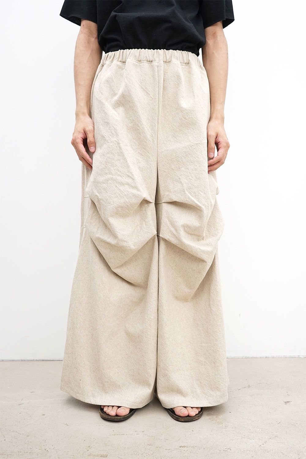 Knee-Tucked Easy Pants / ナチュラル
