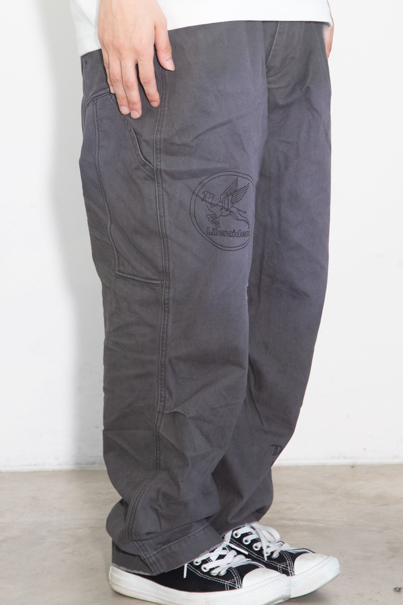 HANDWRITING PRINT CHINO SARROUEL PANTS / チャコール
