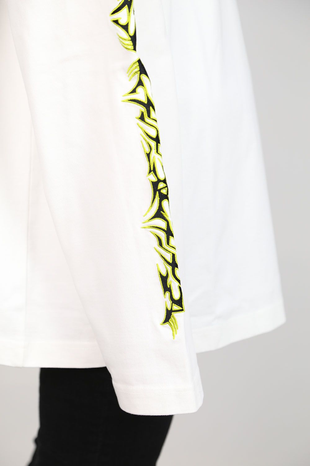 VETEMENTS - TRIBAL EMBROIDERED LONG SLEEVE / ホワイト×ネオン