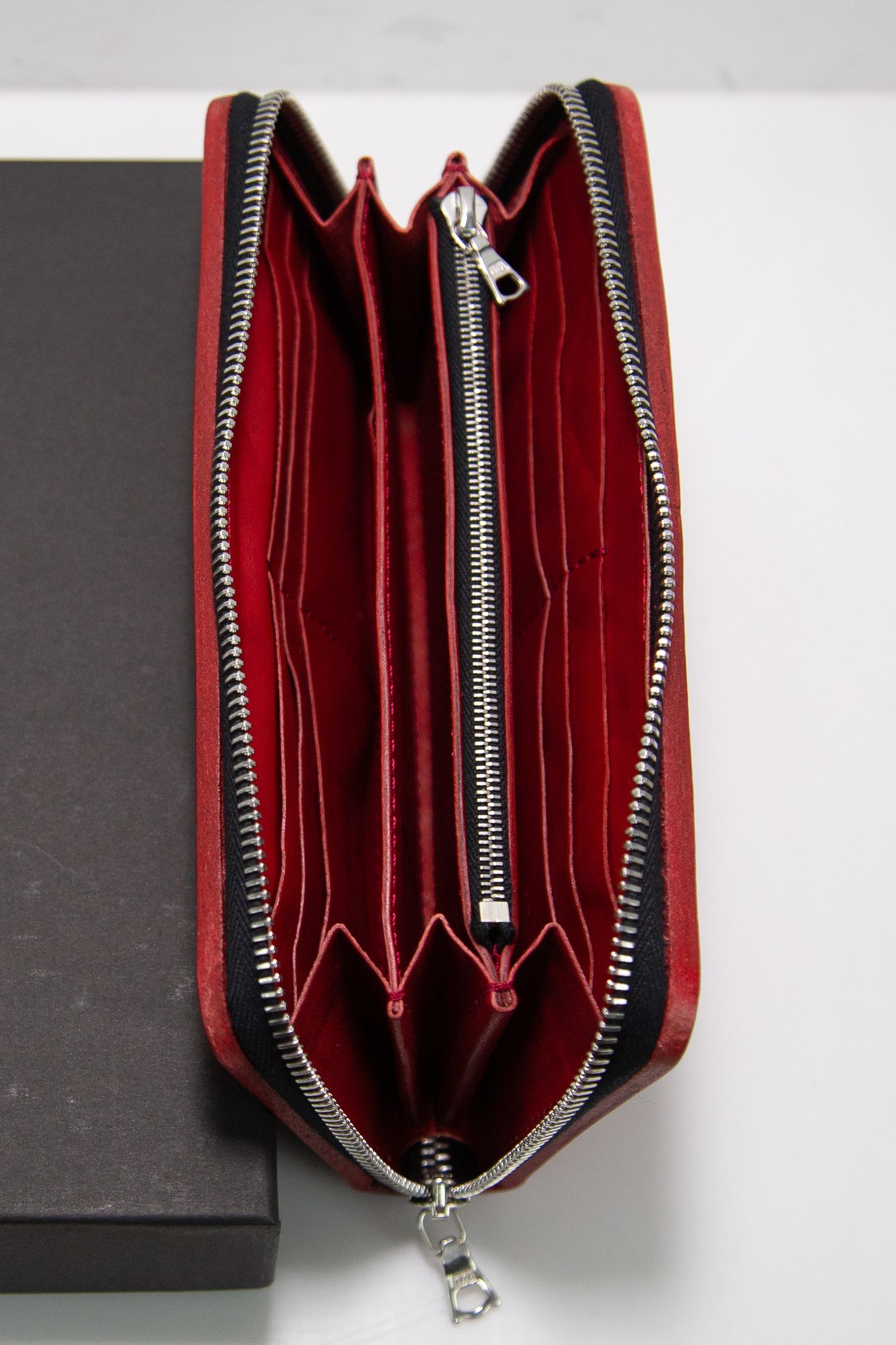 JP SHOULDER GARMENT-DYED ROUND FASTNER WALLET / レッド
