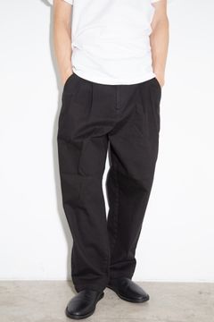 SUPIMA CO STRETCH DENIM BELTED TAPERED FIT TROUSERS / ブラック