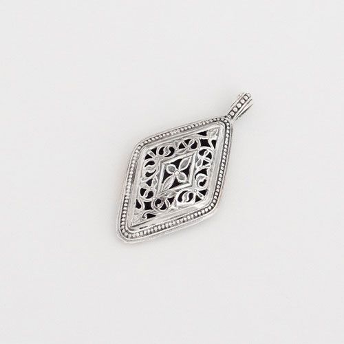Garden Shadows Kite Pendant / GP010