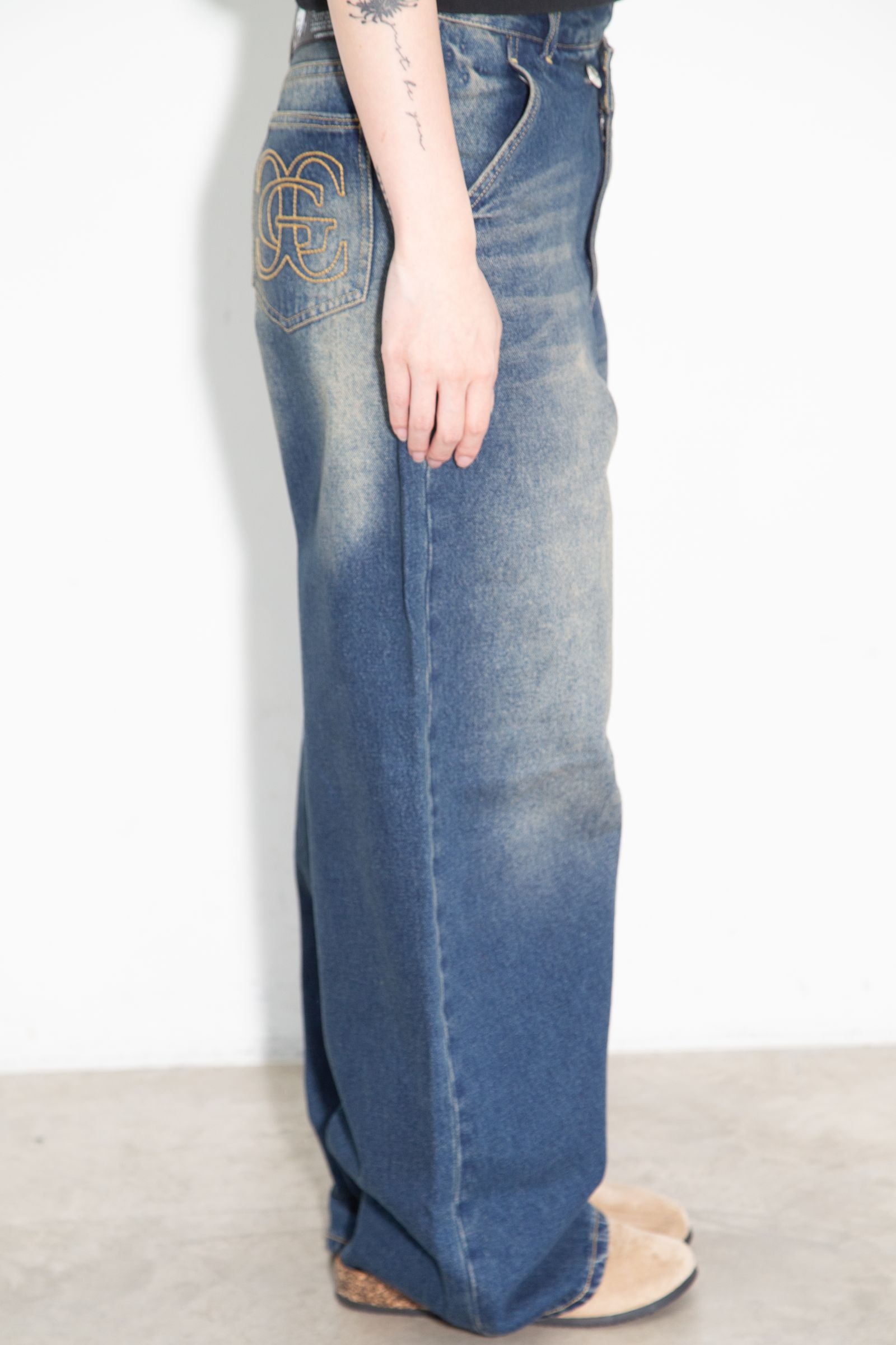EMBLEM POCKET ASYMMETRIC WAIST DENIM PANTS / インディゴ