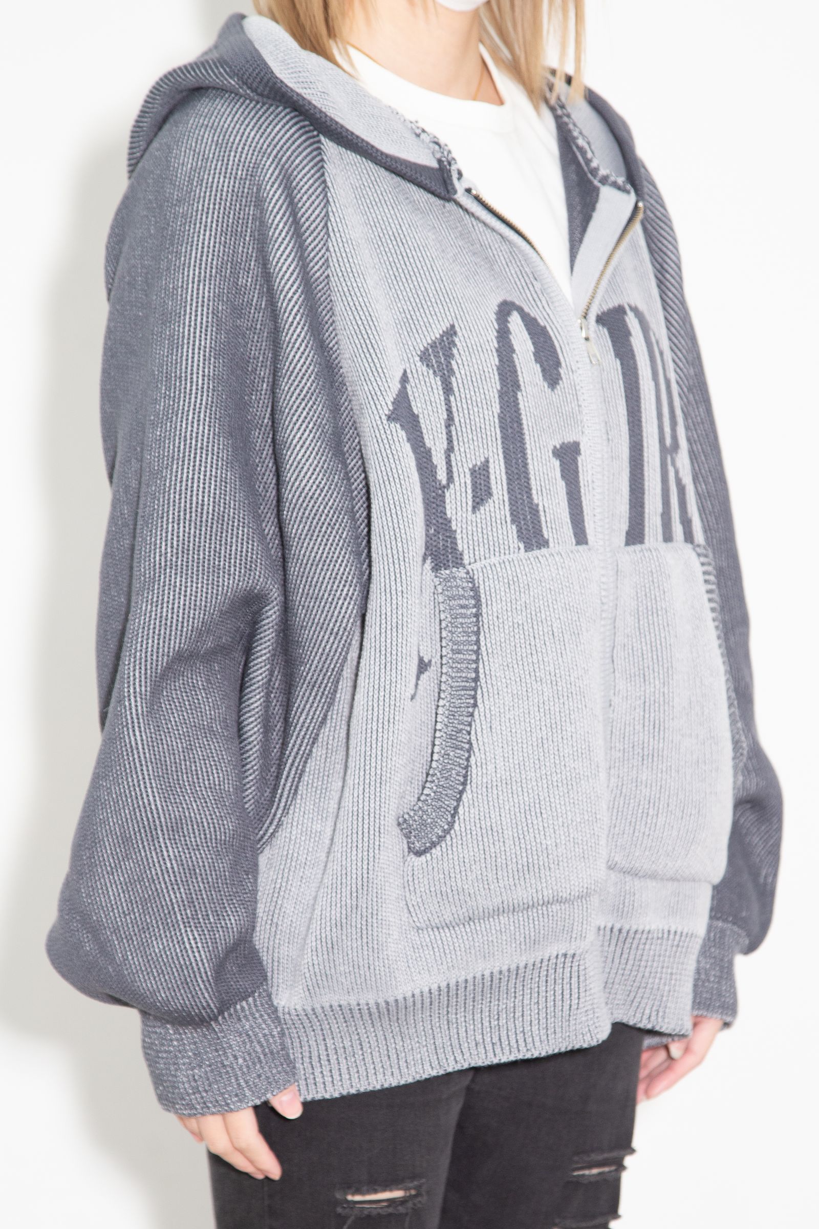 ［ラスト1点］LOGO JACQUARD ZIP UP KNIT HOODIE / グレー