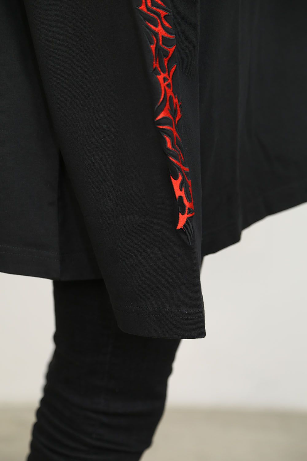 TRIBAL EMBROIDERED LONG SLEEVE / ブラック×レッド