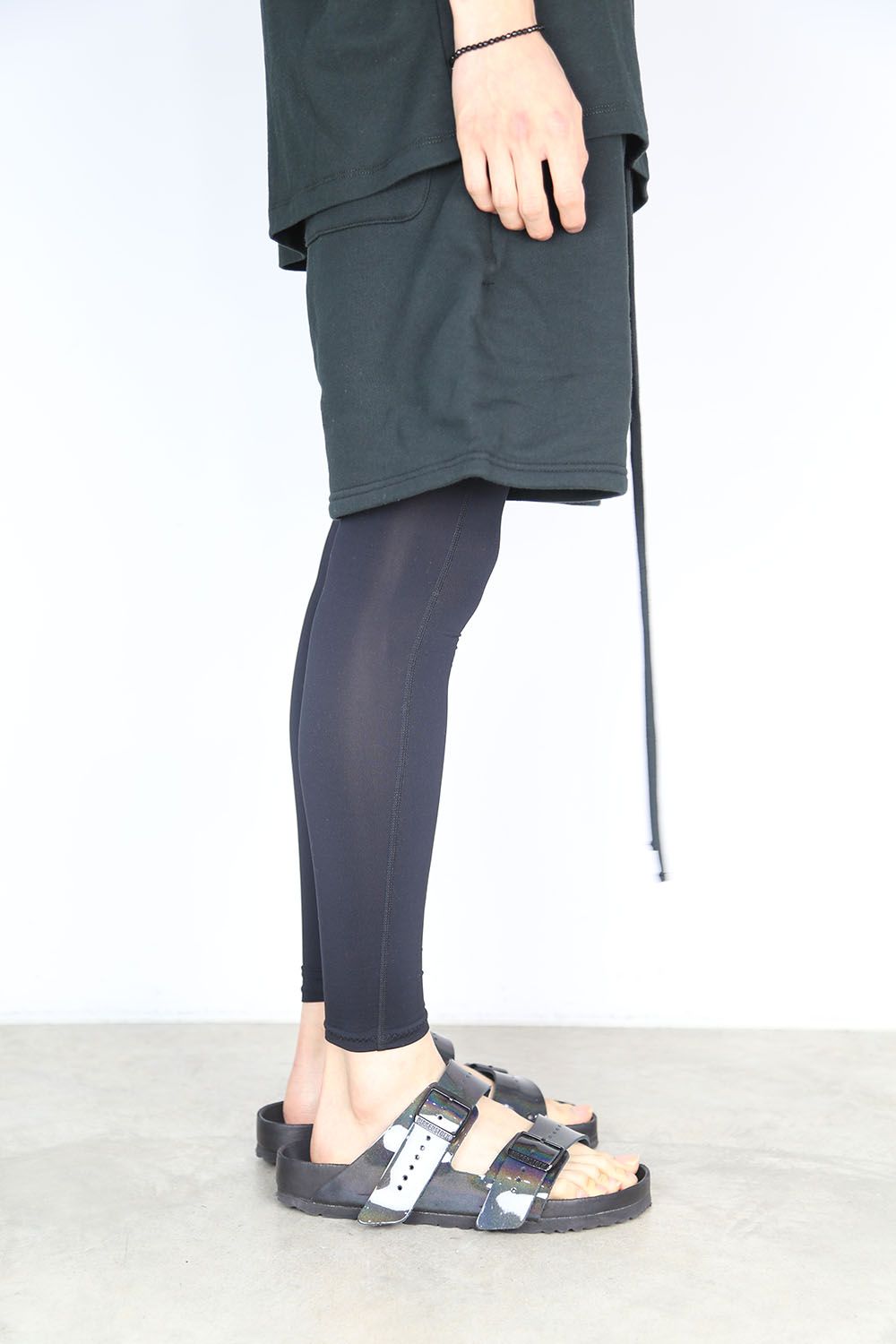 REFLECTOR LOGO SWEAT SHORTS / ブラック