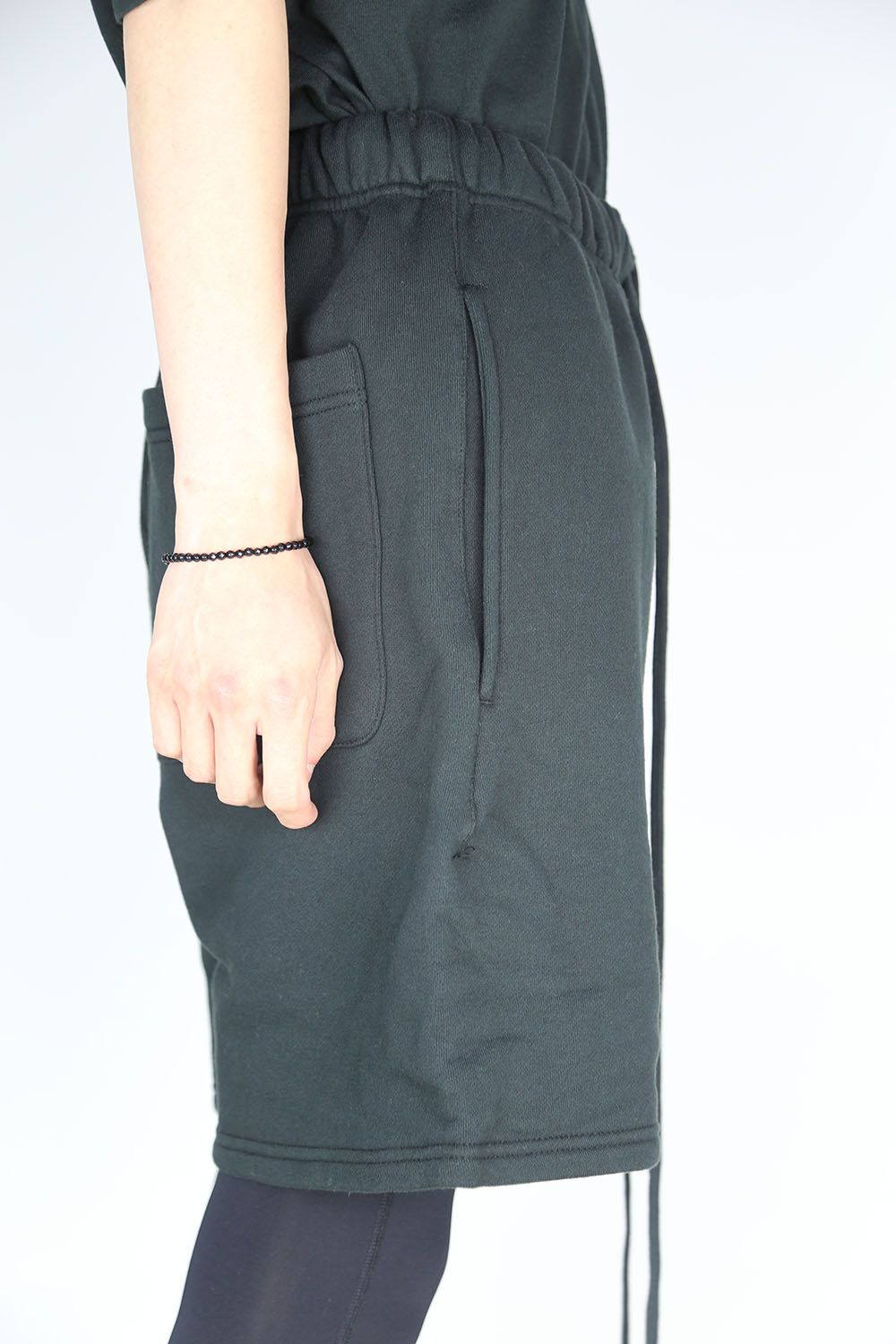 REFLECTOR LOGO SWEAT SHORTS / ブラック