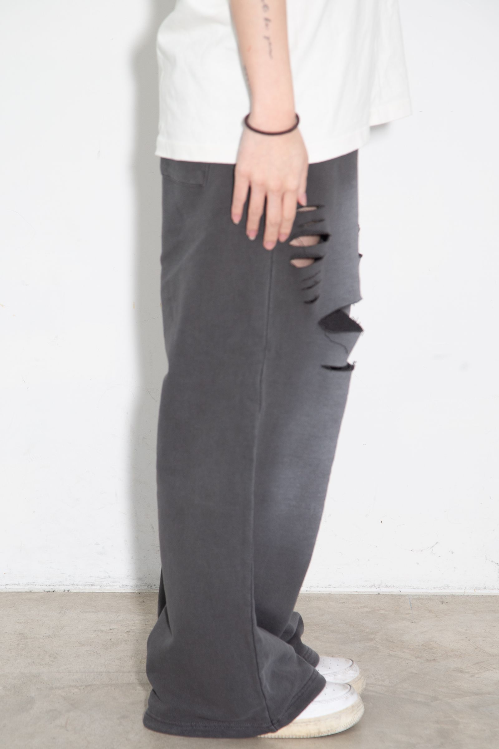 DISTRESSED SWEATPANTS / ブラック