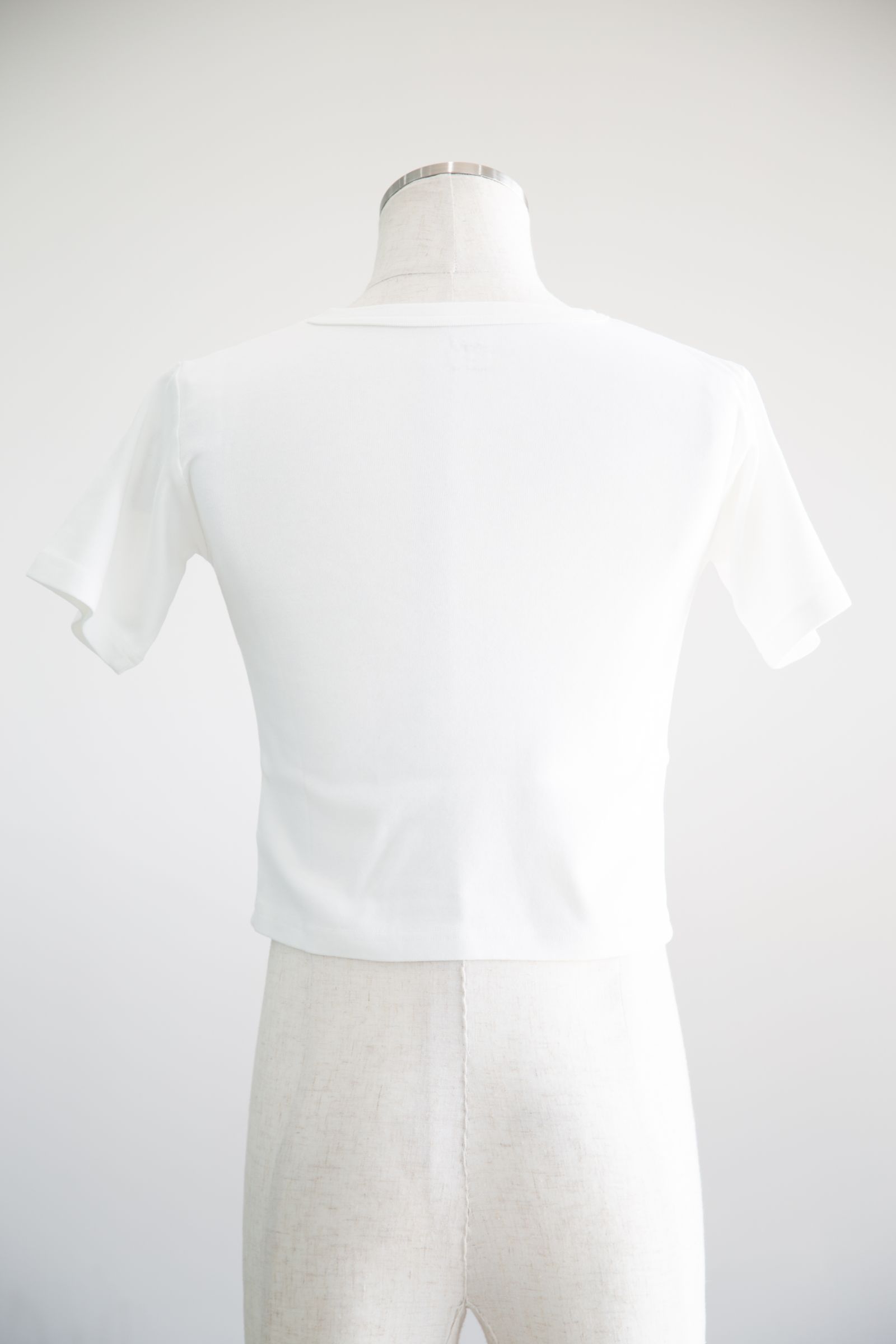 CHENILLE EMBROIDERED LOGO S/S TOP / ホワイト