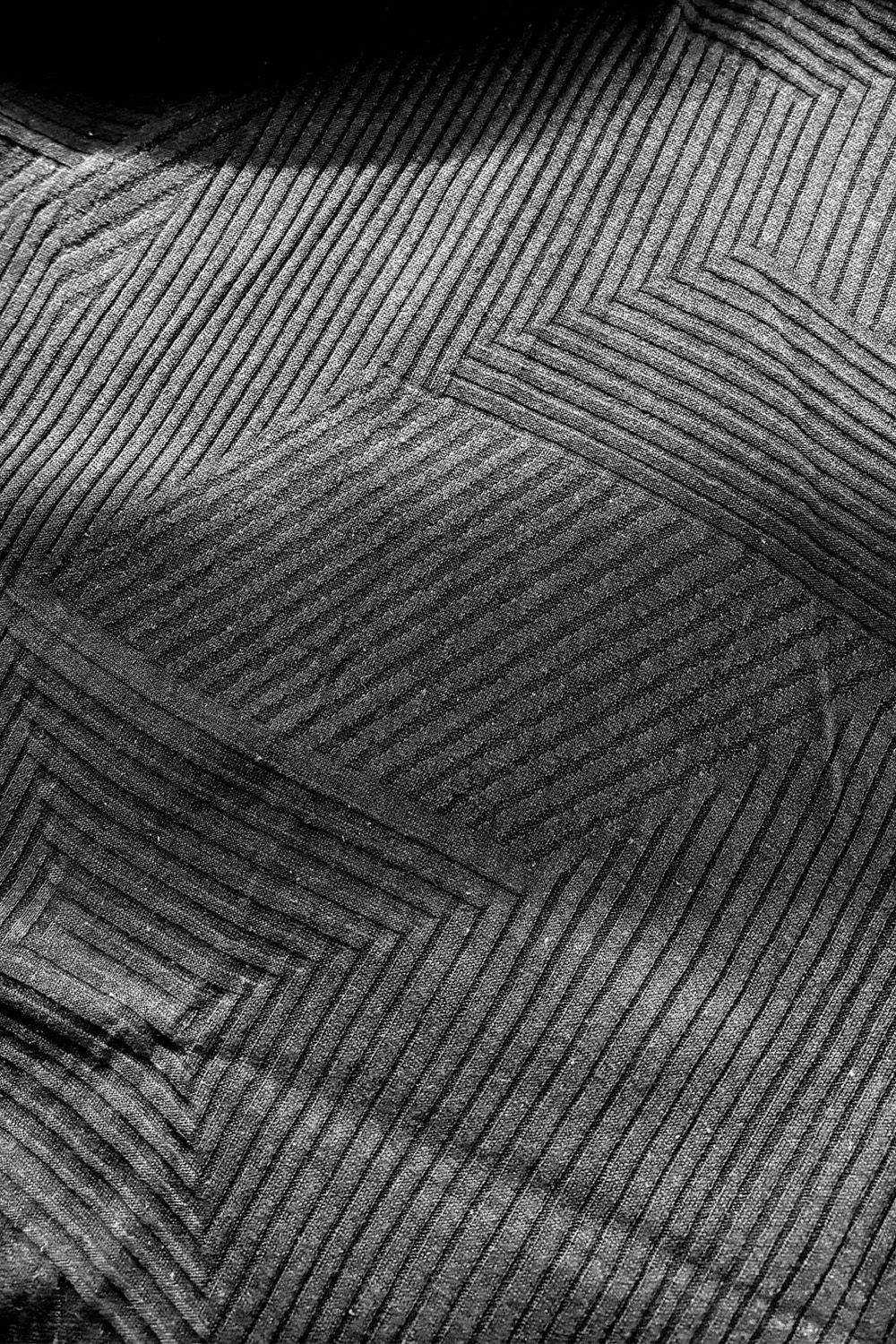 DEFORMED STRIPE PATTERN DOLMAN TEE / ブラック