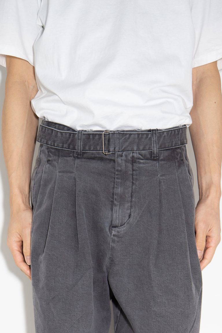 SUPIMA CO STRETCH DENIM BELTED TAPERED FIT TROUSERS / ダークグレー