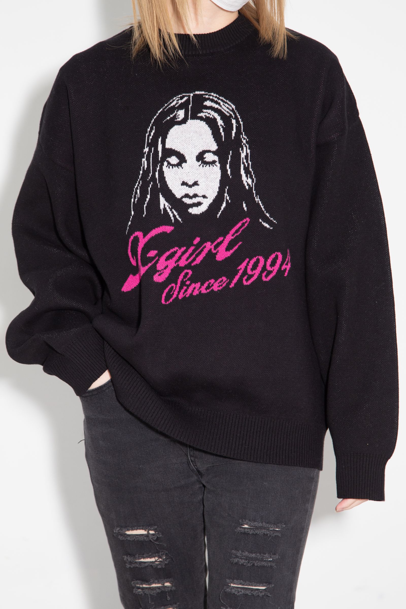 CURSIVE LOGO AND FACE JACQUARD KNIT TOP / ブラック