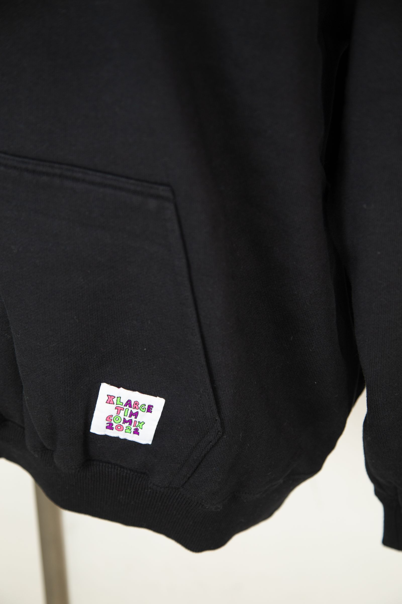 XLARGE - TIM COMIX CHENILLE EMBROIDERED HOODED SWEAT / ブラック