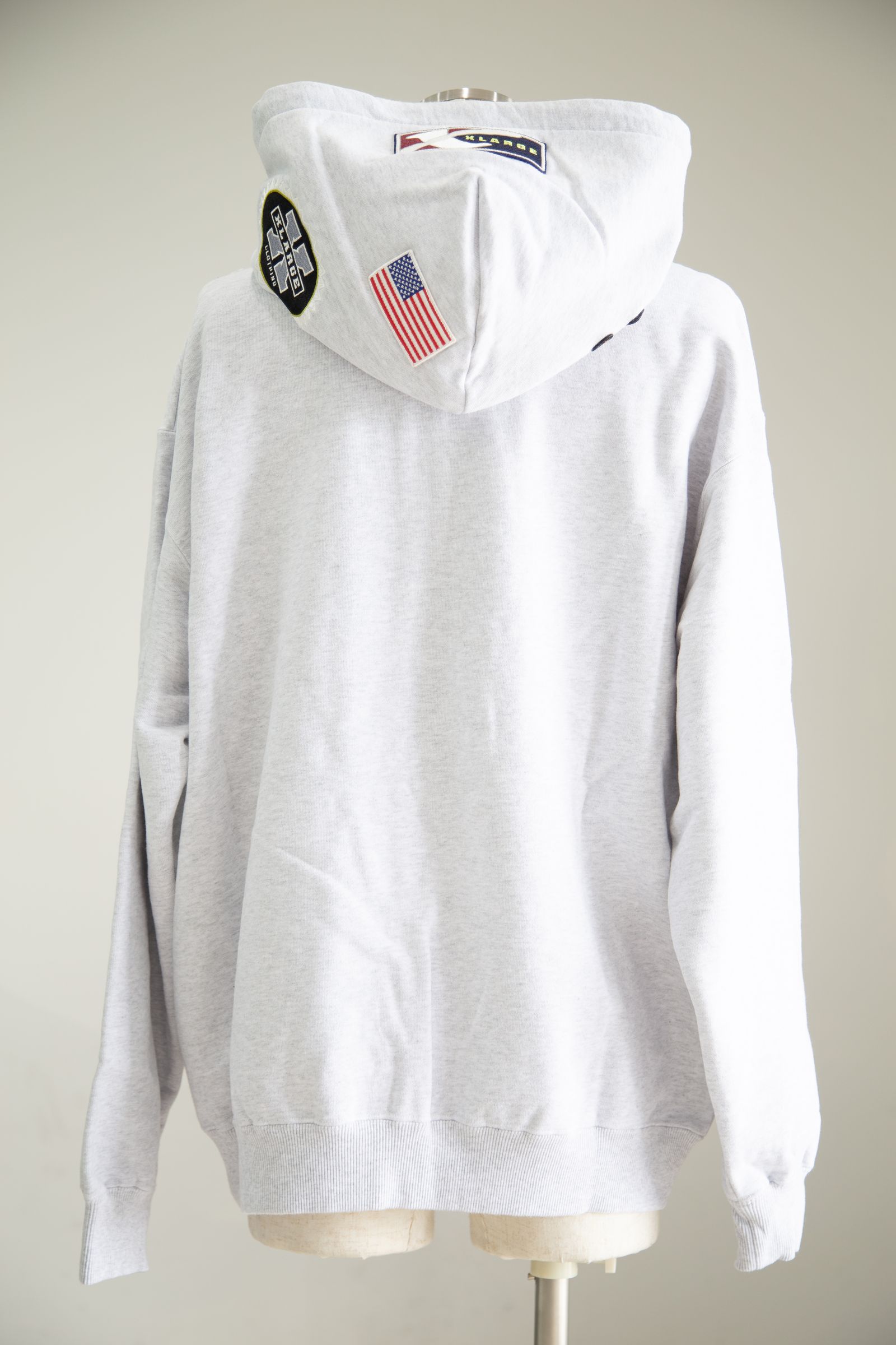 [ラスト1点 サイズM] MULTI EMBLEM ZIP HOODED SWEATSHIRT / アッシュ