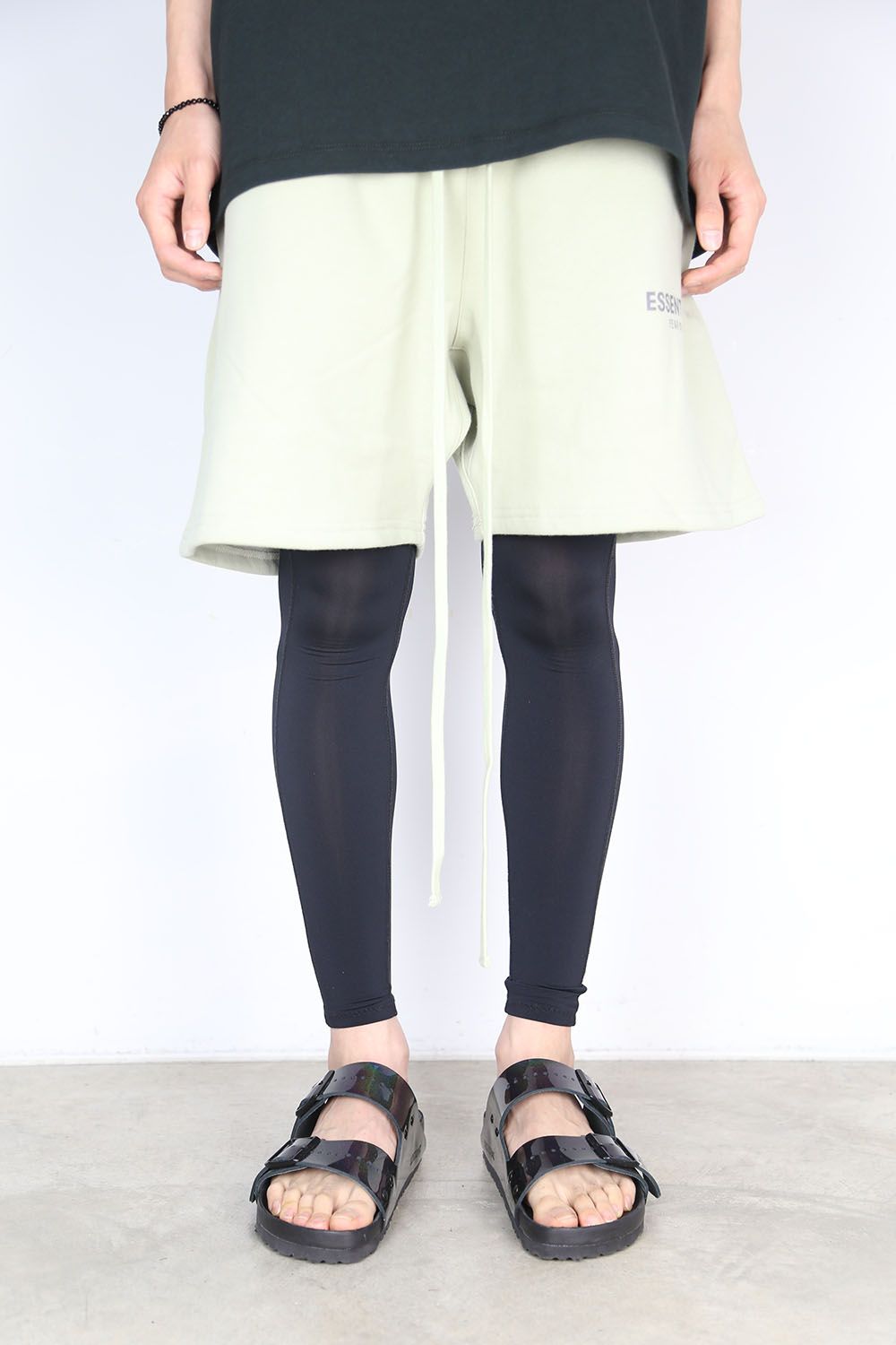 REFLECTOR LOGO SWEAT SHORTS / セージ