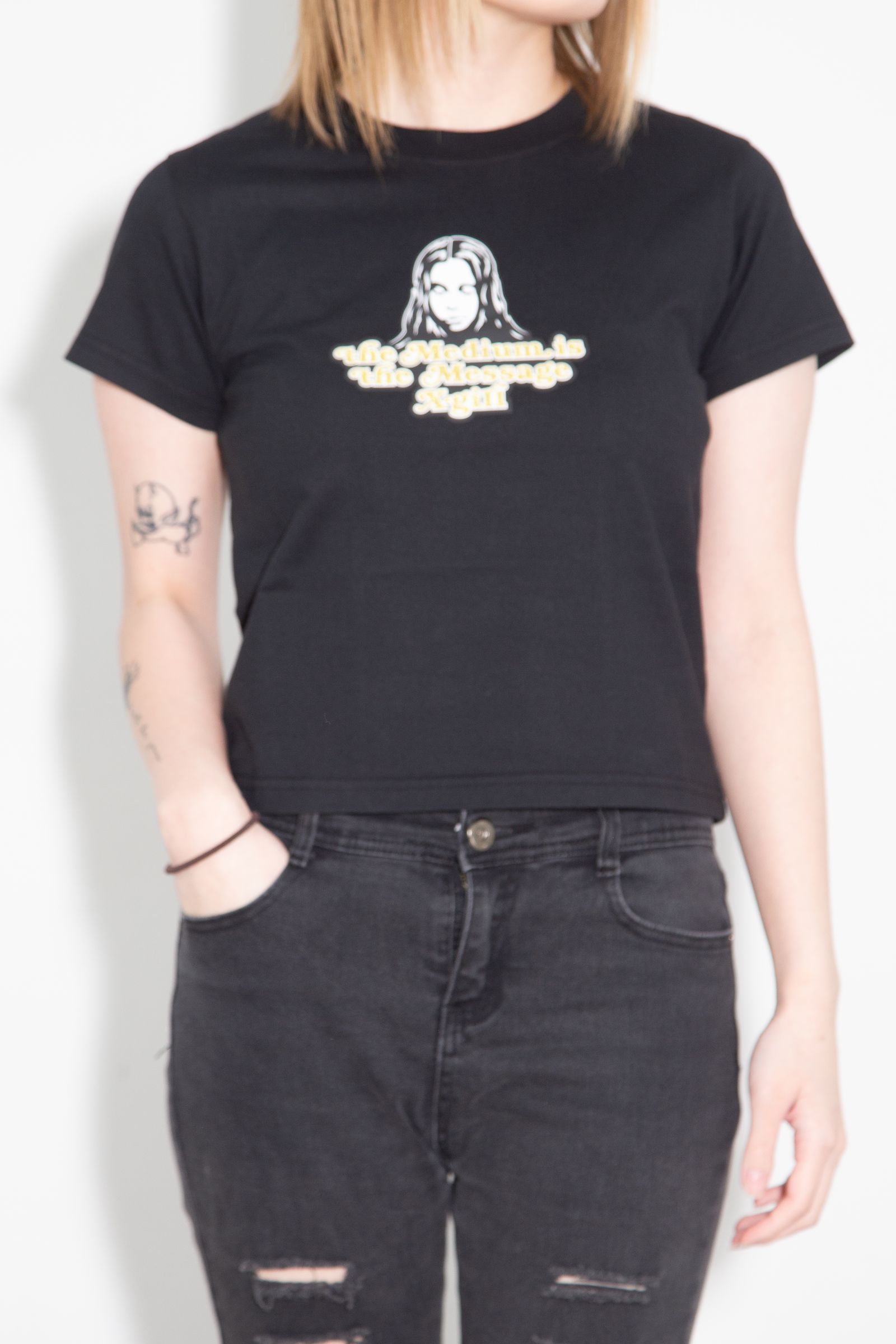 GLITTER LOGO AND FACE S/S BABY TEE / ブラック