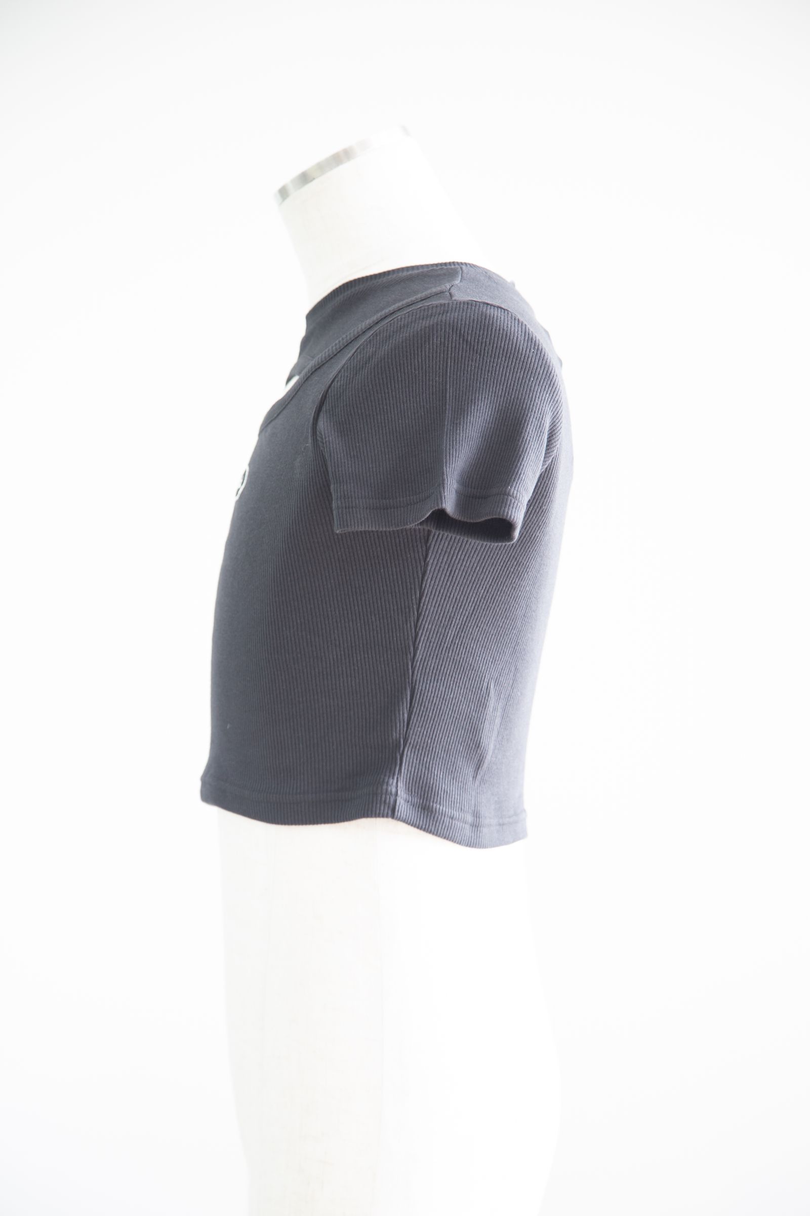 FRONT SLIT S/S TOP / ブラック