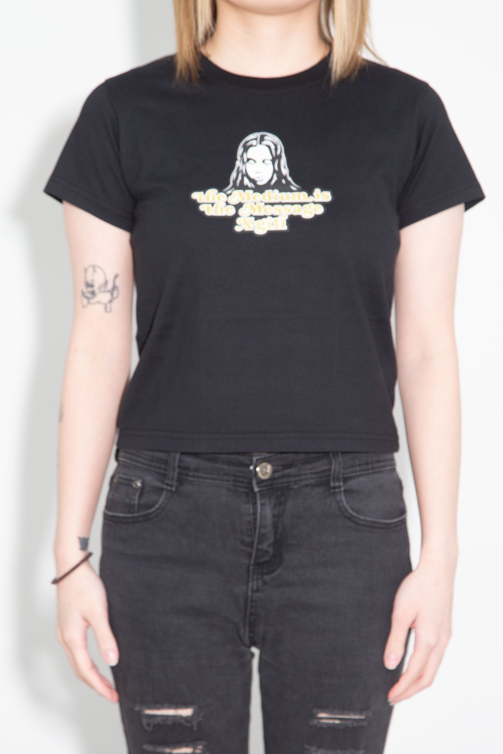 GLITTER LOGO AND FACE S/S BABY TEE / ブラック