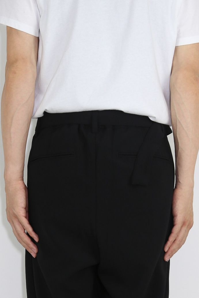 PE STRETCH DOUBLE CLOTH BELTED TAPERED FIT TROUSERS / ブラック