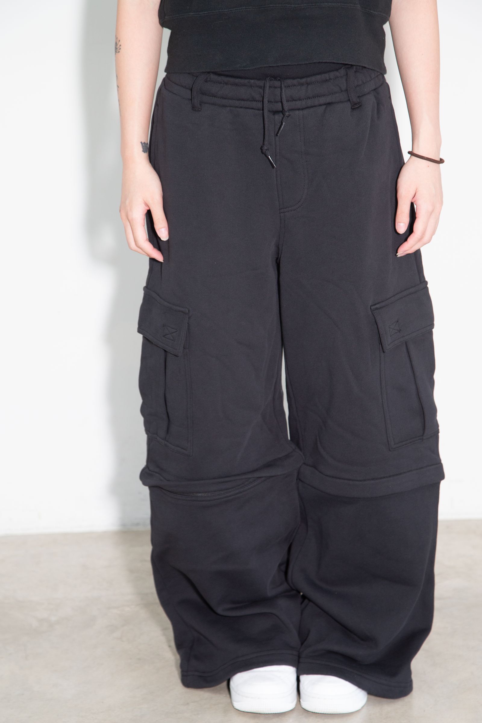 EMBLEM POCKET 2WAY BUGGY SWEATPANTS / ブラック