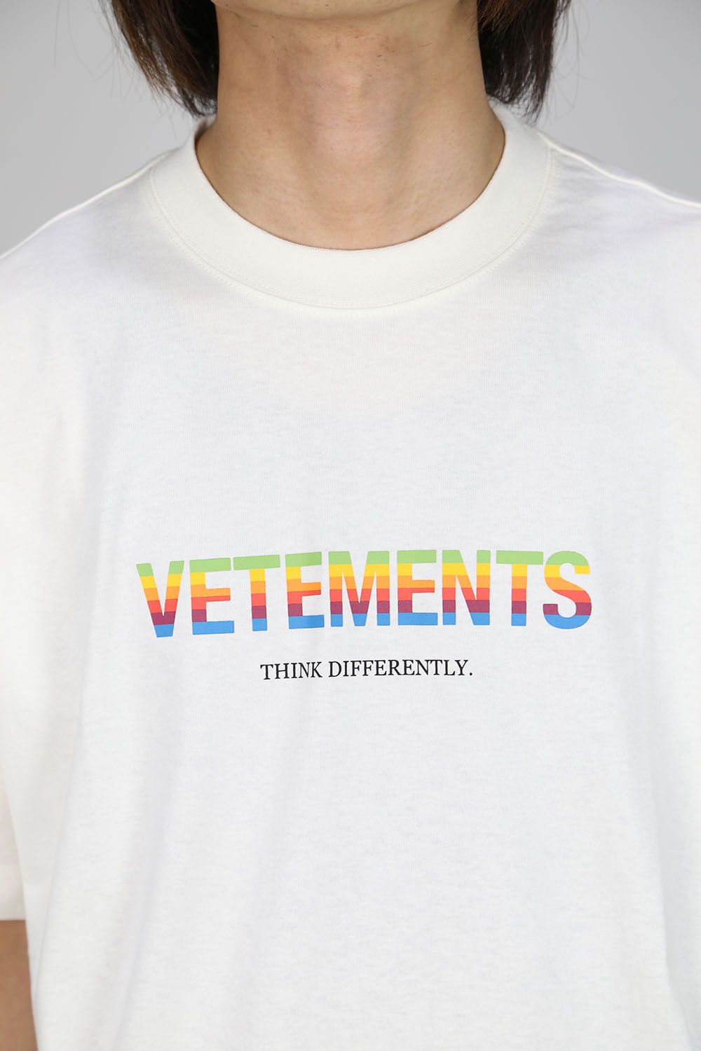 VETEMENTS - THINK DIFFERENTLY LOGO T-SHIRT / ホワイト | Tempt