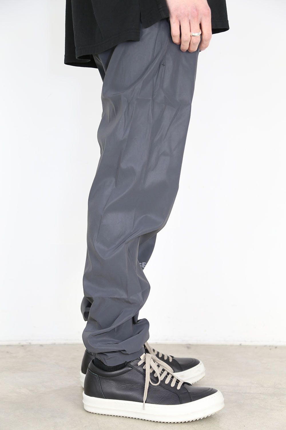 FOG ESSENTIALS - TRACK NYLON PANTS / ブラック | Tempt