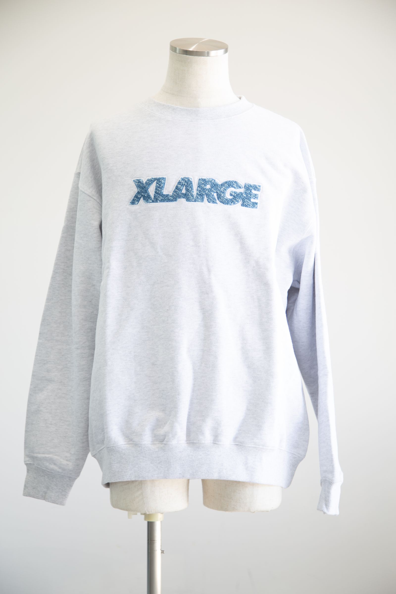 [ラスト1点 サイズXL] CHENILLE STANDARD LOGO CREWNECK SWEATSHIRT / アッシュ