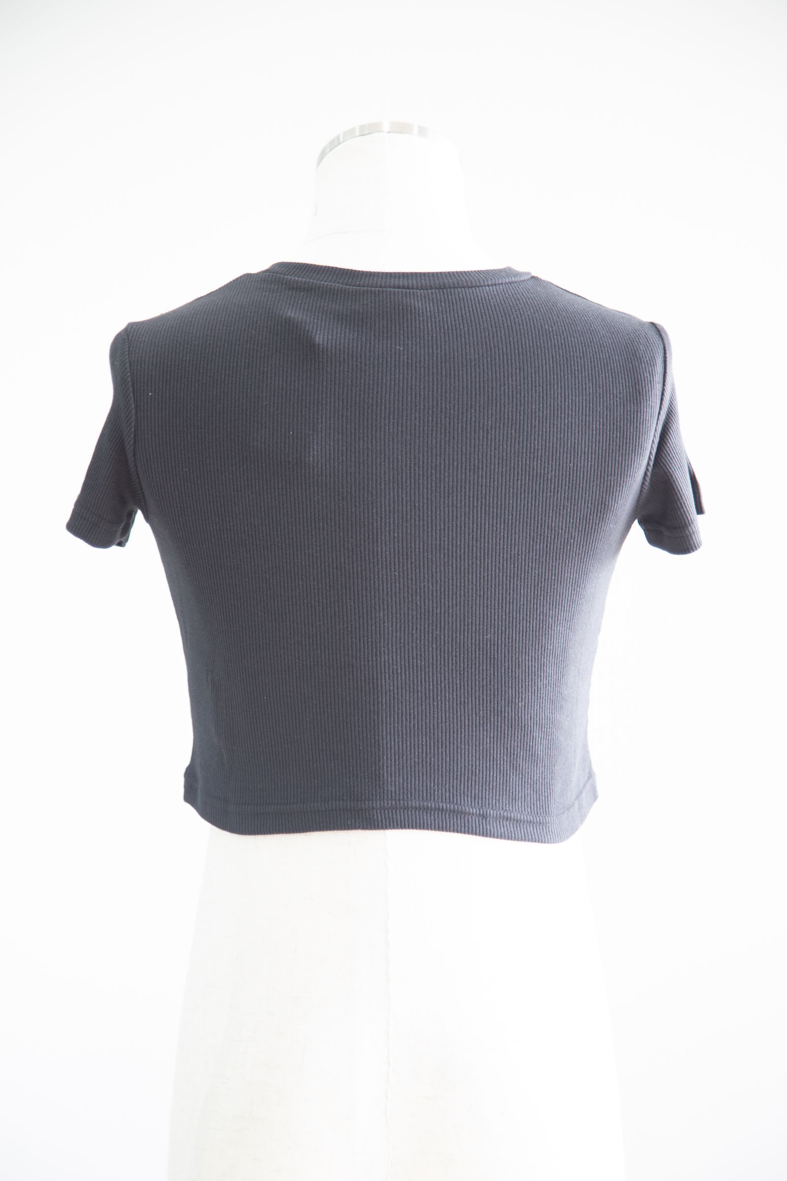 FRONT SLIT S/S TOP / ブラック