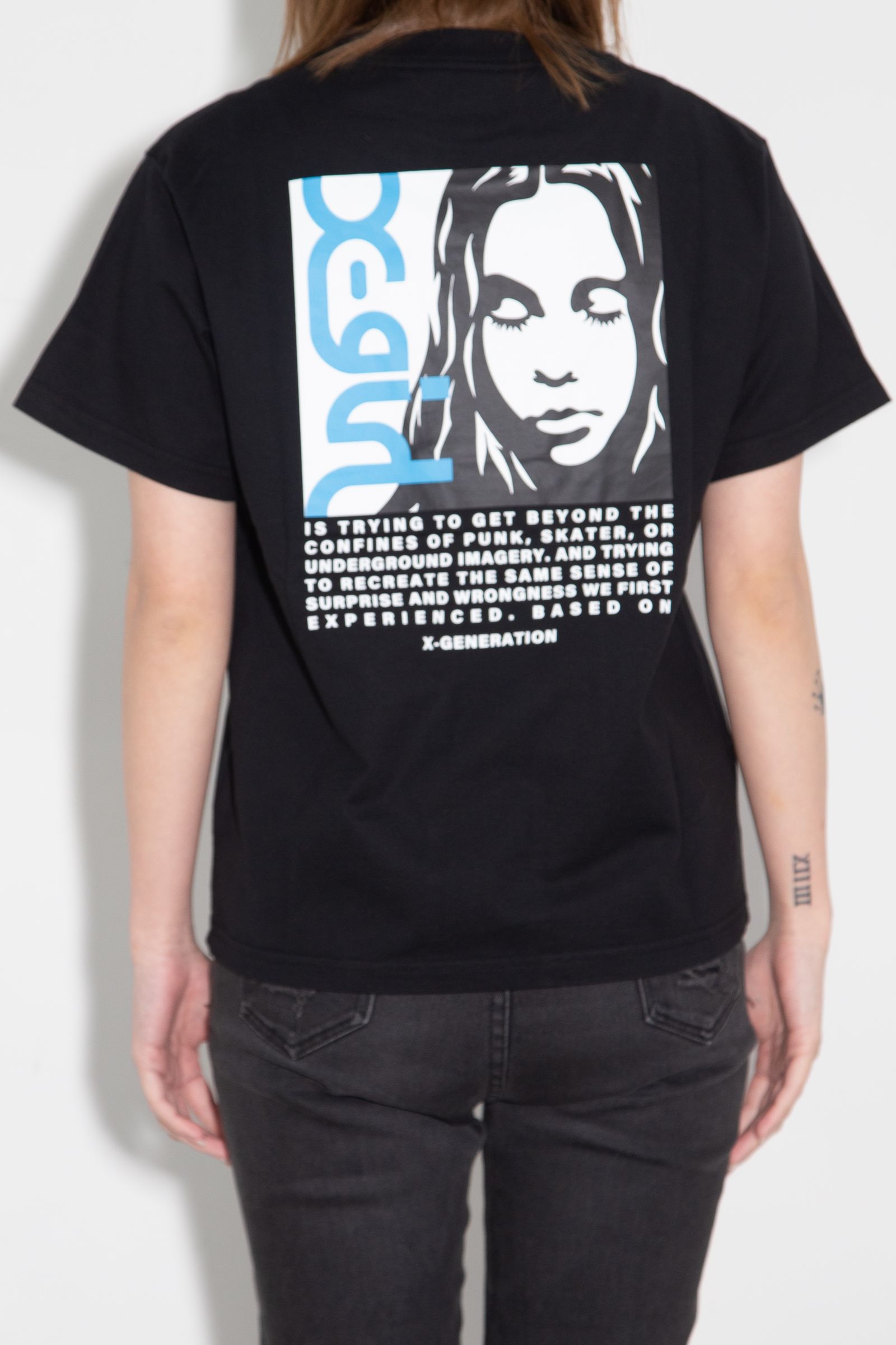 SIDE LOGO FACE LABEL S/S TEE / ブラック