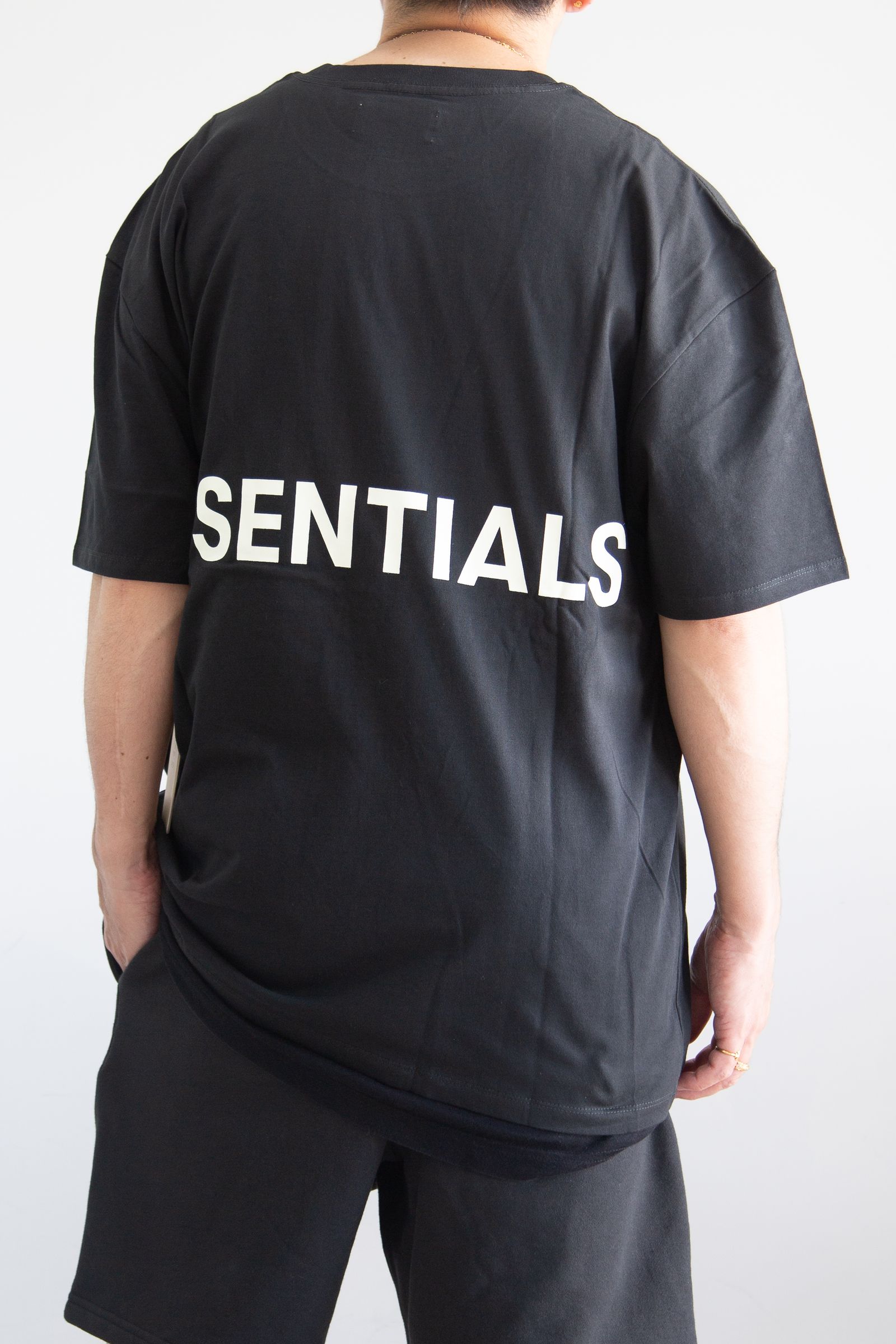 FOG ESSENTIALS - BACK LOGO S/S TEE / スノーグレー | Tempt