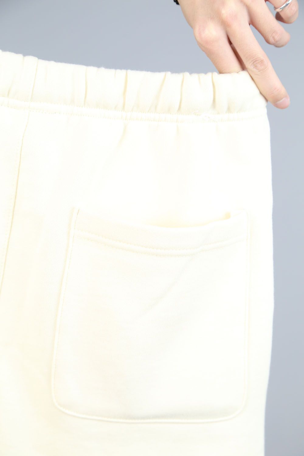 FRONT LOGO REFLECTOR SWEAT PANTS / クリーム