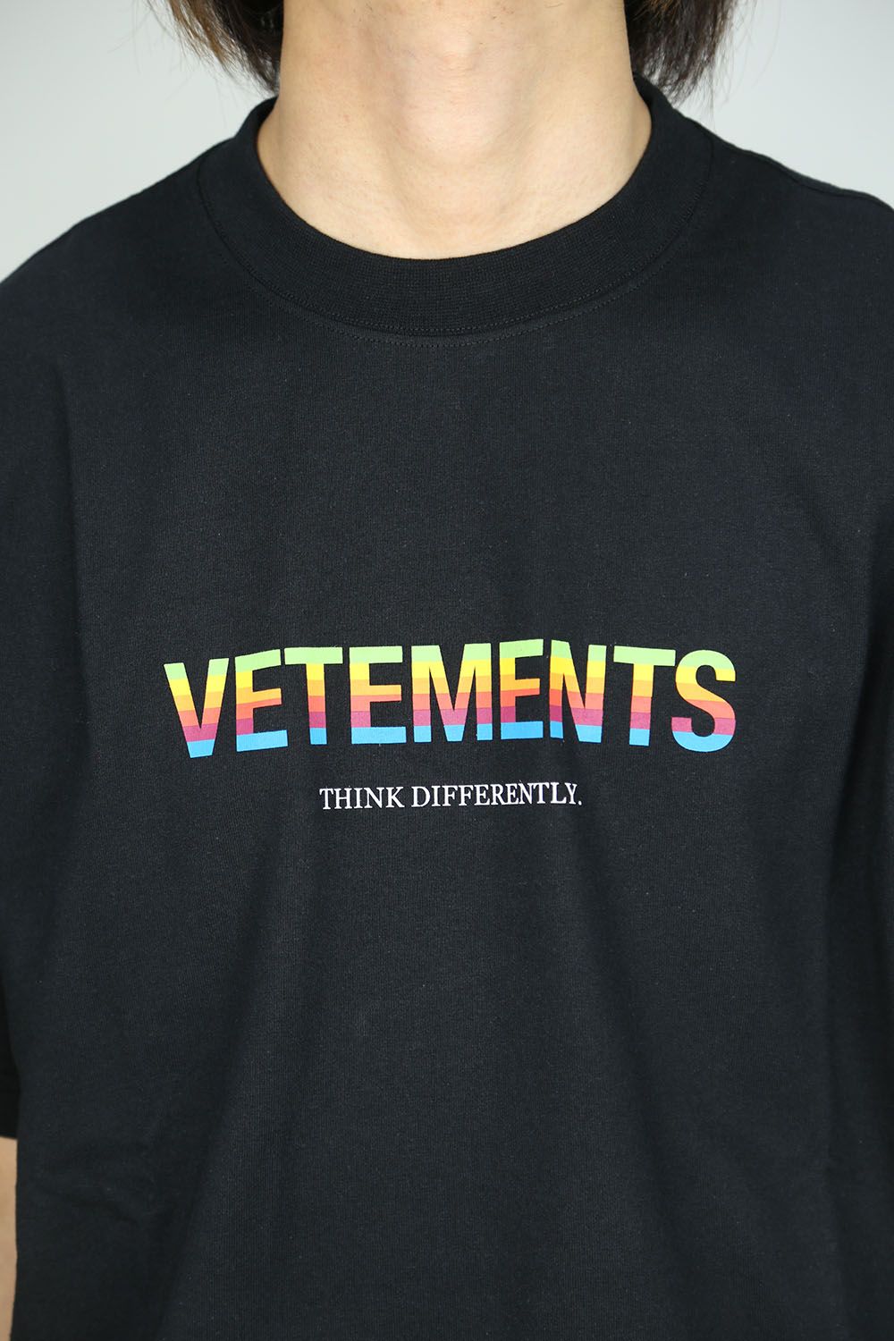 VETEMENTS - THINK DIFFERENTLY LOGO T-SHIRT / ブラック | Tempt