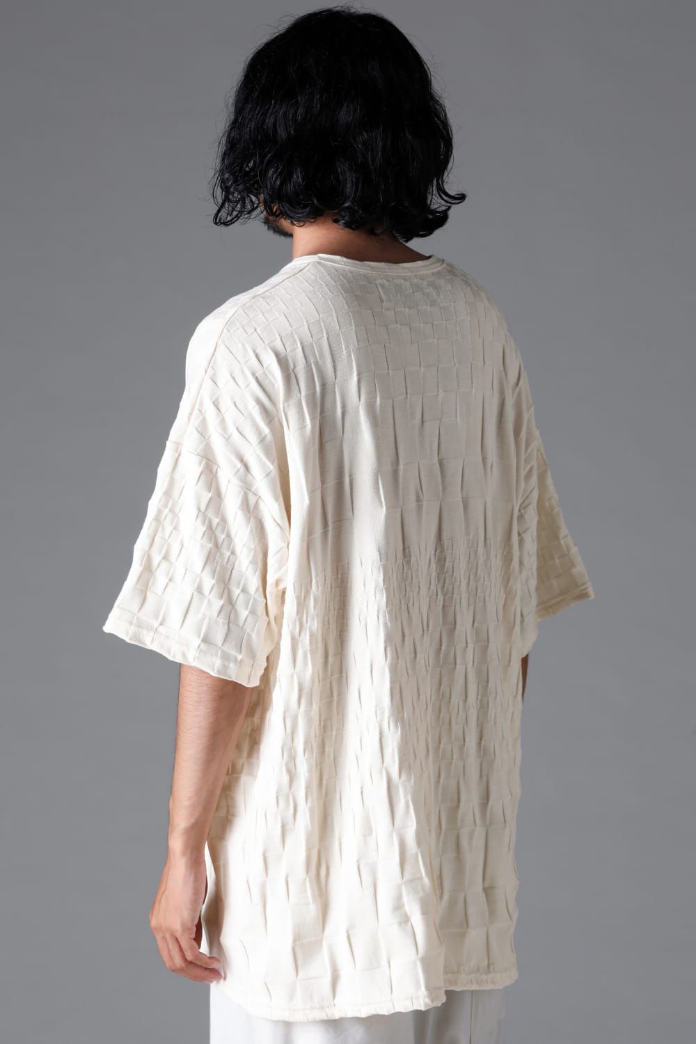 GRADIENT PLAID PATTERN V-NECK TEE / ブラック